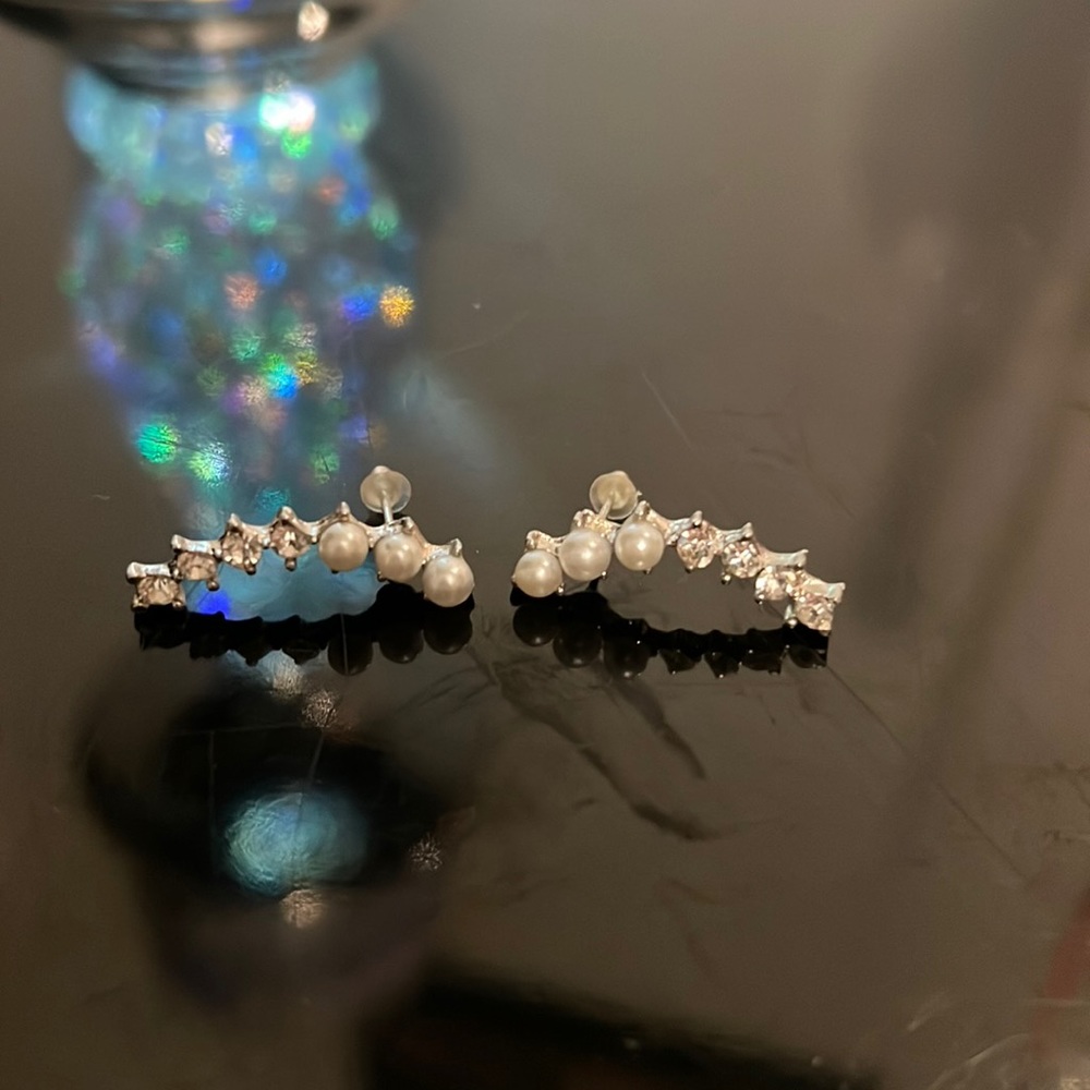 🆑FINAL PRICE‼️two identical crawlers with faux diamond &pearls made for L&R ear